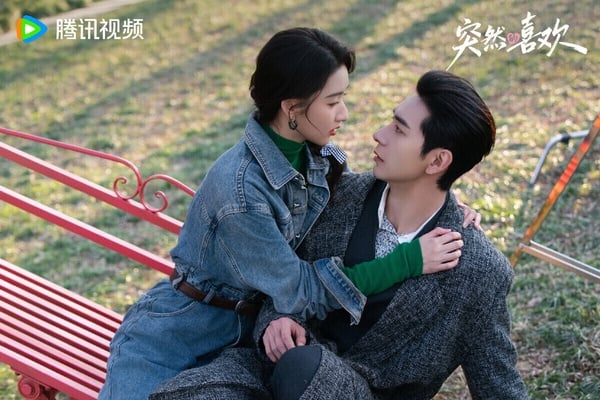 《突然的喜歡》是搞笑穿越劇，找來陳星旭、王玉雯搭配，兩人戲外也是好友呢！不過《突然的喜歡》劇情和拍攝質感口碑普普，劇情走沙雕路線，拍攝質感沒有《軋戲》那麼唯美，播得沒什麼水花。
