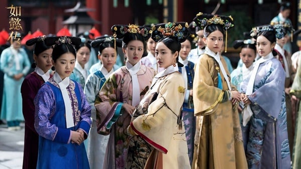 《如懿傳》同樣是常看常新、百看不膩的古裝劇！《如懿傳》是《甄嬛傳》的姊妹篇，雖然沒能達到當年《甄嬛傳》的高點，話題度還完全被當時的對手《延禧攻略》蓋過，但《如懿傳》觀眾仍多，在播出期間的網播量就已經衝破百億，劇情也有其精彩之處