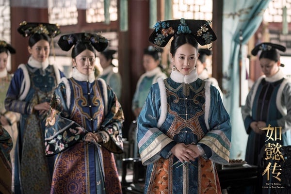 《如懿傳》同樣是常看常新、百看不膩的古裝劇！《如懿傳》是《甄嬛傳》的姊妹篇，雖然沒能達到當年《甄嬛傳》的高點，話題度還完全被當時的對手《延禧攻略》蓋過，但《如懿傳》觀眾仍多，在播出期間的網播量就已經衝破百億，劇情也有其精彩之處