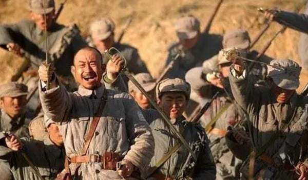 《亮劍》是2005年的抗日老劇，它在中國很受歡迎，明明已經是多年前的老劇了，但重刷率、抖音播放量始終很驚人。