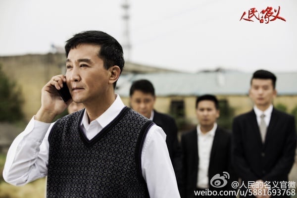 《人民的名義》是一部反貪污電視劇，該劇大膽挑戰禁區尺度、敏感話題，劇本忠實呈現官員淫亂貪腐亂象。它也被視為陸劇史上的「收視奇蹟」，在中國的湖南衛視播出，全劇平均收視率達3.661%，刷新了近十年省級衛視收視的最高紀錄。同時還入選2017年度中國十大事件，創下的許多收視紀錄是如今的陸劇難以超越的。