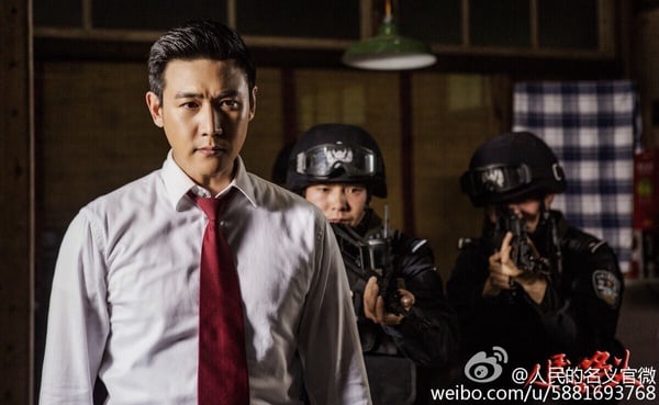 《人民的名義》是一部反貪污電視劇，該劇大膽挑戰禁區尺度、敏感話題，劇本忠實呈現官員淫亂貪腐亂象。它也被視為陸劇史上的「收視奇蹟」，在中國的湖南衛視播出，全劇平均收視率達3.661%，刷新了近十年省級衛視收視的最高紀錄。同時還入選2017年度中國十大事件，創下的許多收視紀錄是如今的陸劇難以超越的。