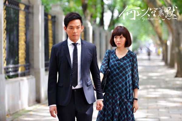 《何以笙簫默》是現象級大火的經典甜寵陸劇，改編自顧漫的小說，劇版真正一面倒好評！選角神、劇情神，沒有胡亂魔改，這是一對大學情侶久別重逢的愛情故事，觀眾稱讚導演有拍出拉扯感，即使劇終多年，還是讓人反覆想重刷。