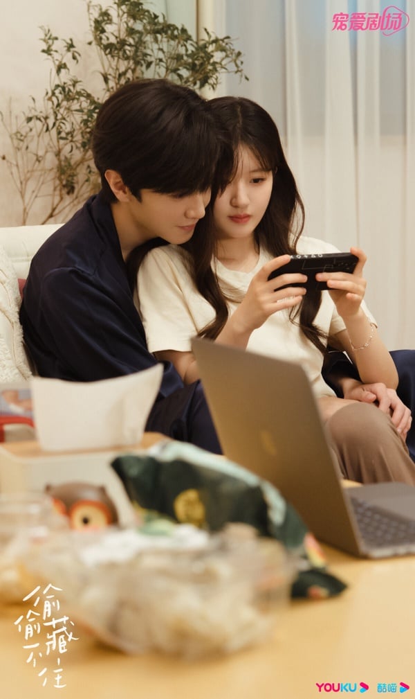 趙露思《偷偷藏不住》和楊紫《親愛的，熱愛的》導演是同一個！這位導演很會拍青春甜寵劇，像是《別對我動心》、《我的反派男友》、《燦如繁星》、《噓，國王在冬眠》其實也都出自李青蓉導演之手，也都有抓到甜蜜高糖的戀愛氛圍，這幾部甜寵劇整體評價都不錯。