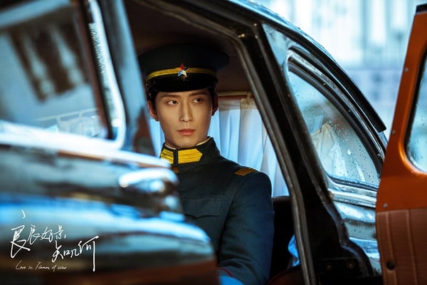 竇驍出道起點很高，第一部作品就是張藝謀導演的《山楂樹之戀》。他和周冬雨是同部片出道的，但如今周冬雨已經是影后，而竇驍的發展仍有點不溫不火。其實竇驍有幾部劇是播得不錯的，對他加乘最大的是《楚喬傳》的男二燕洵，該劇除了火了趙麗穎，也讓配角竇驍人氣提升。
