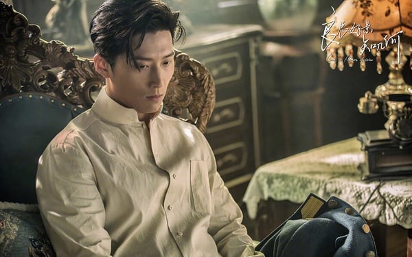 竇驍出道起點很高，第一部作品就是張藝謀導演的《山楂樹之戀》。他和周冬雨是同部片出道的，但如今周冬雨已經是影后，而竇驍的發展仍有點不溫不火。其實竇驍有幾部劇是播得不錯的，對他加乘最大的是《楚喬傳》的男二燕洵，該劇除了火了趙麗穎，也讓配角竇驍人氣提升。