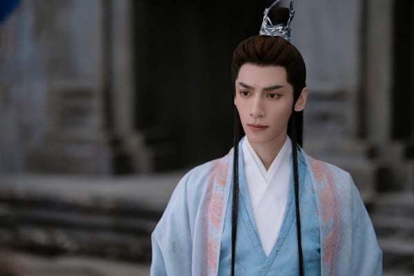 羅雲熙是85生中，少數能兼顧演技和流量的明星。一部《香蜜》，讓羅雲熙奠定古莊男神的地位，他把潤玉的霸道、腹黑、柔情、無奈、怨恨詮釋得讓人心疼，讓觀眾都共情了。