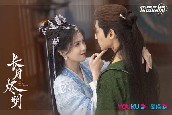《長月燼明》是近年熱門的古裝仙俠劇，講述衡陽宗掌門之女黎蘇蘇，時光逆流，想阻止天生背負邪骨的魔胎澹台燼成為魔神。原本無情無愛又殘忍的澹台燼，因為黎蘇蘇而學會了愛，並學會了捨己為人。