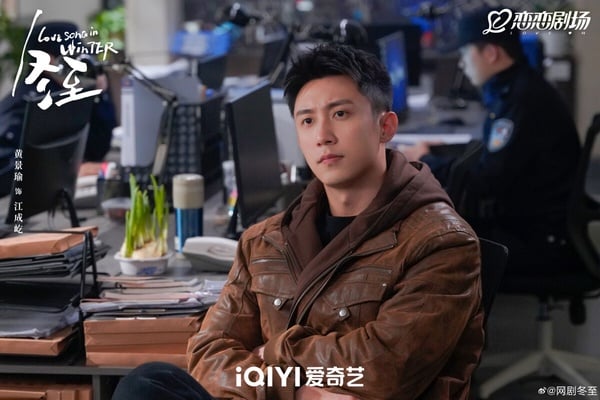 黃景瑜常常被網友笑說彷彿是來娛樂圈當兵的，近年他幾乎把警察、軍官、消防員這種特殊職業的男主演了個遍，《愛上特種兵》、《王牌部隊》、《他從火光中走來》、《冬至》等，都讓人印象深刻。