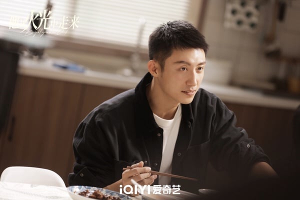 黃景瑜常常被網友笑說彷彿是來娛樂圈當兵的，近年他幾乎把警察、軍官、消防員這種特殊職業的男主演了個遍，《愛上特種兵》、《王牌部隊》、《他從火光中走來》、《冬至》等，都讓人印象深刻。