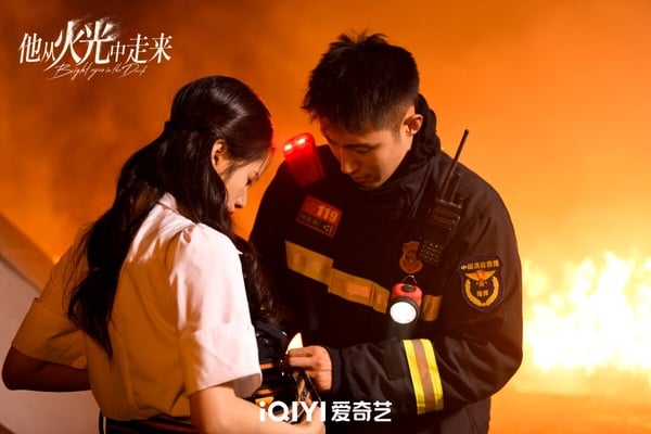 黃景瑜常常被網友笑說彷彿是來娛樂圈當兵的，近年他幾乎把警察、軍官、消防員這種特殊職業的男主演了個遍，《愛上特種兵》、《王牌部隊》、《他從火光中走來》、《冬至》等，都讓人印象深刻。