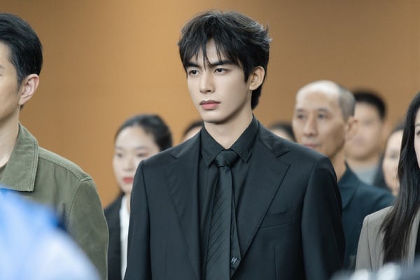 宋威龍主演的古裝劇《鳳囚凰》、《千香》、《相思令》評價幾乎都很差，他穿古裝也不突出，但一換上時裝就很迷人！宋威龍的長相早熟，過去經常被「年下戀」故事找上門，成為姐姐們的「芳心縱火犯」，像是和宋茜合作《下一站是幸福》，和譚松韻合作《以家人之名》，火花都超級強！