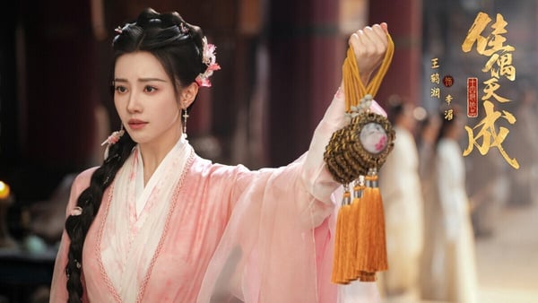 任嘉倫《佳偶天成》很多人本來不期待，追過之後都稱讚意外好看。《佳偶天成》劇情設定滿新鮮，男主需要一次次死亡換器官，女主不斷找惡人結婚就想破克夫命。第一集主角直接成婚了，節奏緊湊，劇情鋪墊合理，而且配角都不是背景板，都有自己的故事，群像塑造得很不錯。