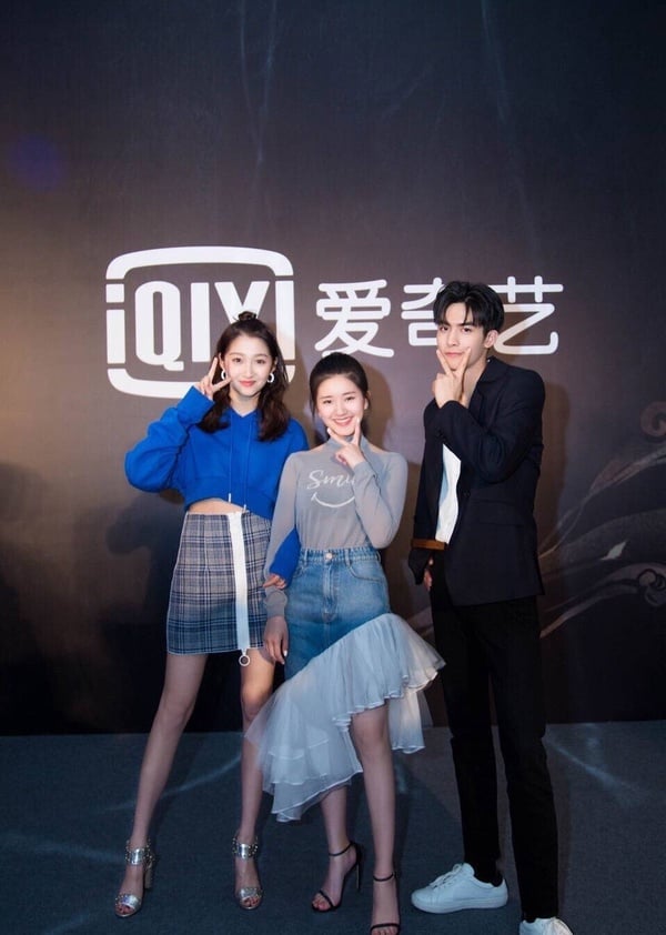 關曉彤的身高近173呢！每次看到其他女星站在她身邊，感覺都變得嬌小。關曉彤的腿真的很驚人，且她天生長了一張高個臉，那雙腿只要露出來絕對會讓人想多看兩眼，真的是太長了。
