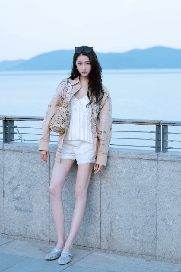 關曉彤的身高近173呢！每次看到其他女星站在她身邊，感覺都變得嬌小。關曉彤的腿真的很驚人，且她天生長了一張高個臉，那雙腿只要露出來絕對會讓人想多看兩眼，真的是太長了。
