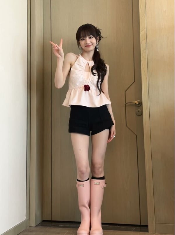 田曦薇憑藉《卿卿日常》、《逐玉》打開知名度，是竄火速度很快的一位小花。通常古裝劇比較難感受到演員的身高，加上田曦薇又長著一張甜妹的臉蛋，很多人都以為她是小個子，不過田曦薇其實是個長腿女神呢！