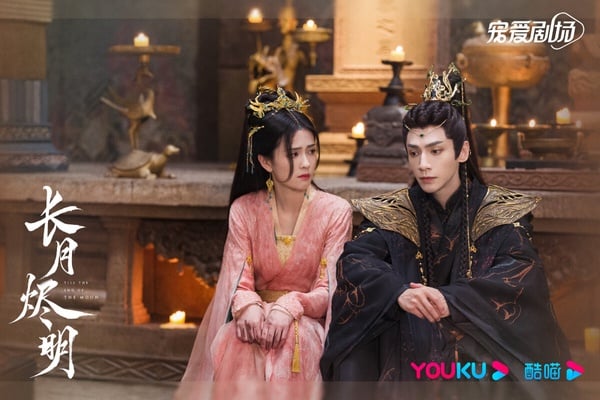 羅雲熙、白鹿主演的《長月燼明》是近年的經典仙俠劇，上線後衝破不少收視紀錄，討論度非常高。《長月燼明》劇情節奏毫不拖沓，短短一集就已經呈現了男女主角的兩重人生。第一重是仙魔，魔神滄九旻和仙女黎蘇蘇。第二重是凡人，刁蠻的葉家二小姐葉夕霧和氣質高冷內斂的皇子澹台燼，兩重人生各有看點。