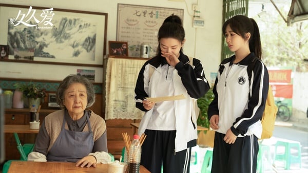 《要久久愛》是一部懷舊青春情感劇，青梅竹馬老友久別重逢的故事。劇裡分為高中和成年時期，校園線歡笑輕鬆，成年則多了一點沉重和無奈。但主角團之間的羈絆，親情、友情、愛情都鋪陳得相當細膩，值得追！