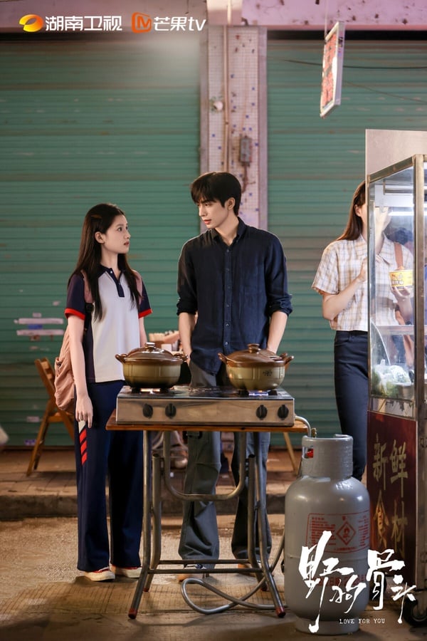 宋威龍今年另一部甜寵劇《野狗骨頭》也上榜啦！《野狗骨頭》主打「偽骨科」兄妹虐戀，導演很會拍！拍出了兩位主角相依為命的宿命感。相較《驕陽似我》，《野狗骨頭》的畫面更唯美，導演有拍出宋威龍的帥。