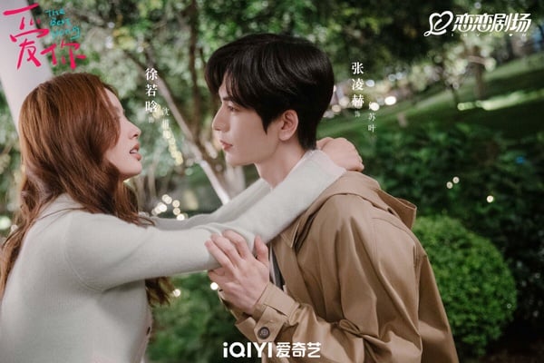 張凌赫、徐若晗主演的《愛你》熱播時對打《難哄》，熱度雖然沒《難哄》高，但《愛你》評價更好，豆瓣評分6.8，勝過5.4分的《難哄》。這是帥氣中醫與女患者之間的愛情故事。劇情雖然是一般小甜劇的套路，不過《愛你》拍得挺有氛圍感，節奏也流暢，而且張凌赫醫生扮相蘇感超強！