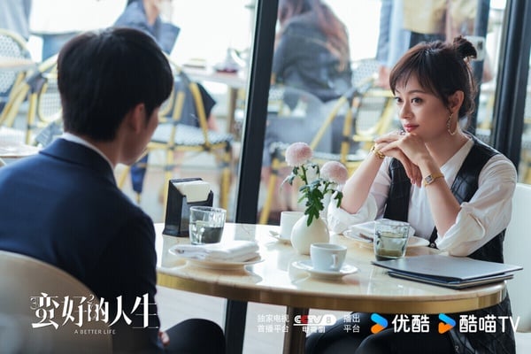 孫儷《蠻好的人生》是2025深受觀眾喜愛的陸劇，這是部大女主逆襲爽劇，講述保險女王胡曼黎事業有成，但她發現了懦弱的老公有了小三，緊接著，競爭對手暗中作梗，胡曼黎也迎來事業上的危機。