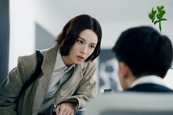 《蟬》是一部懸疑犯罪劇，故事以三個主角展開，生父是綁架犯、繼父是刑警的刑辯律師，多年前遭人報復痛失妻兒的大法官，遊走灰色地帶的邪魅律政精英，三人在硬核案件的刑事辯護中互相博弈，三人間，互為獵物，亦互為獵手。