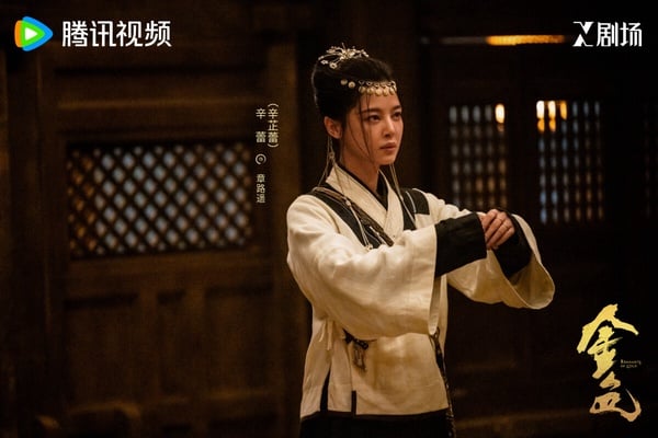 《金色》改編自古龍小說《大地飛鷹》，演員班底超豪華，找來辛芷蕾、尹昉、陳坤、高偉光主演，是一部大製作武俠古裝劇。《金色》評價還可以，雖然有一派網友覺得節奏比較慢，但也有人認為跟著劇集的敘事步調走，能看下去。《金色》是實景拍攝，相比劇本，更獲好評的是製作和演員，沒有演技拖後退的人，幾人的對手戲有火花，角色各懷鬼胎、相互試探。看膩情情愛愛的愛情劇，想換口味的話，推薦一追！