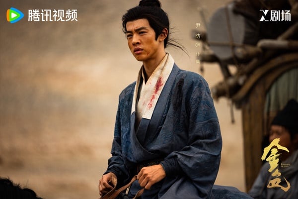 《金色》改編自古龍小說《大地飛鷹》，演員班底超豪華，找來辛芷蕾、尹昉、陳坤、高偉光主演，是一部大製作武俠古裝劇。《金色》評價還可以，雖然有一派網友覺得節奏比較慢，但也有人認為跟著劇集的敘事步調走，能看下去。《金色》是實景拍攝，相比劇本，更獲好評的是製作和演員，沒有演技拖後退的人，幾人的對手戲有火花，角色各懷鬼胎、相互試探。看膩情情愛愛的愛情劇，想換口味的話，推薦一追！