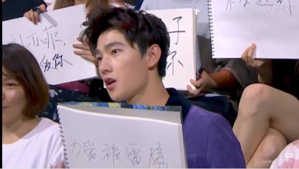楊洋的手寫字，基本上就算是平均水準，離一手好字還有點遙遠，不過字體也還算工整，還有種呆萌感～