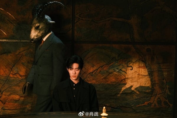 肖戰近年減少了古裝偶像劇的比例，開始延伸觸角，而今年肖戰接下頂級大IP《十日終焉》，這部劇是懸疑結合奇幻的無限流故事，號稱陸版的《魷魚遊戲》。《十日終焉》講述一群普通人被捕入「終焉之地」，進行每十日一次的生死輪回，他們在這裡生了死，死了生。想要逃出此地，必須要進行由「十二生肖」設計的死亡遊戲。可是在一個又一個十日之後，部分人開始覺醒了超自然能力......