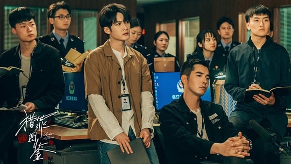 懸疑劇《獵罪圖鑑》是2022年黑馬劇，畫面質感和劇本都是上乘之作。劇情節奏很快，案件偵破懸疑帶感，反轉又反轉讓人出乎意料。雙男主的人設火花強，溫柔俊美的貓系畫像師和脾氣火爆的犬系警察，兩人的互動很有亮點。《獵罪圖鑑》第一季只有20集，短小精悍沒注水，第二季依然火，但劇本和節奏就沒有第一季優秀。