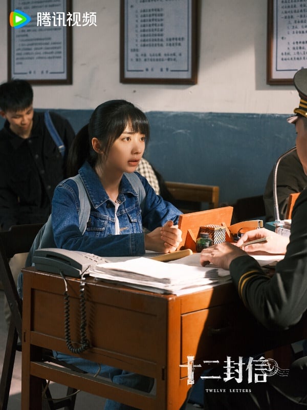 《十二封信》是2025默默被大推的陸劇，只有12集，節奏非常緊湊，故事留下餘韻，觀眾一致好評！《十二封信》是一部跨時空的純愛懸疑劇，以12封跨越35年的信件，把1991和2026兩個時空緊密連接。《十二封信》熱度很低迷，但結局把好多網友都看哭，結局留下餘韻，純愛感滿滿！