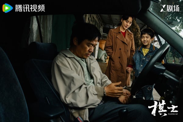 《棋士》劇情挺有趣，這部劇把「圍棋」和「犯罪」結合在一起，平凡的圍棋老師發現，圍棋的思維方式竟然可以用來犯罪，緊接著事件一環扣一環，讓人猜不到發展。《棋士》人物之間的搏弈、人性的刻劃都有看點，會讓人越追越入迷！