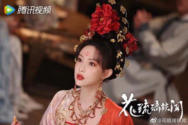 《花琉璃軼聞》只有24集，是部小成本古偶劇，評價還不錯！這是一部披著「權謀」外衣的輕喜劇，劇情不能深思，但又甜又搞笑。質感也不錯，孟子義的造型幾乎每一套都很美，豔麗又貴氣，徐正溪演技也在線，劇荒值得追！