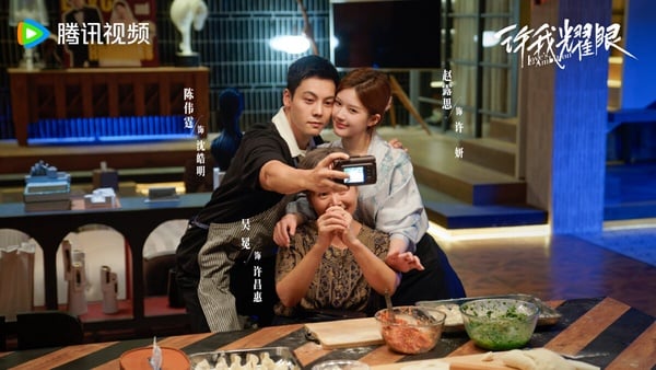 趙露思被視為95花裡的收視女王，趙露思近年主演的幾乎每一部都是年度熱劇，從《星漢燦爛》、《偷偷藏不住》、《神隱》到《珠簾玉幕》，都有達到熱播的程度，而去年推出的《許我耀眼》更是2025少數真正爆火的陸劇！