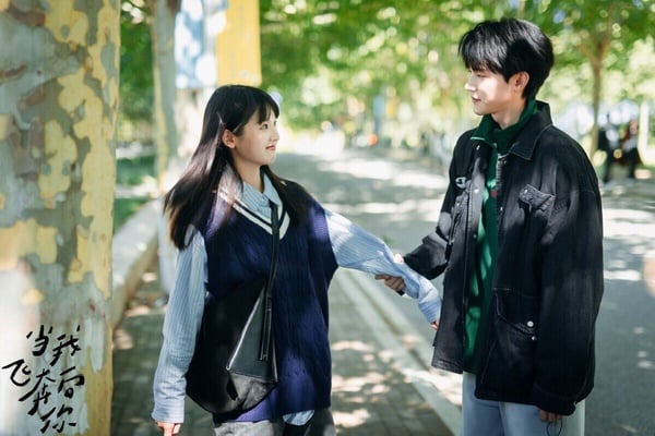 《當我飛奔向你》和《難哄》、《偷偷藏不住》一樣都改編自竹已的小說，是三部裡評價最高的，豆瓣評分高達8.0，追過的都推！周翊然和張淼怡CP火花強到炸裂，無敵高糖，拍攝質感和劇本也到位，追這部會讓少女心噴發！很甜！！