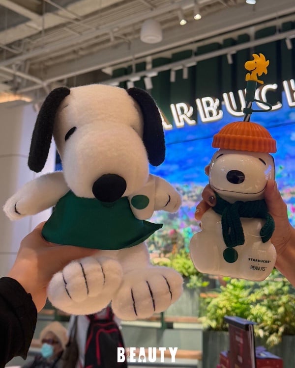 星巴克Ｘ史努比聯名登場！PEANUTS玻璃冷水杯、南瓜吊飾不鏽鋼杯、綠圍裙娃等9款一次看