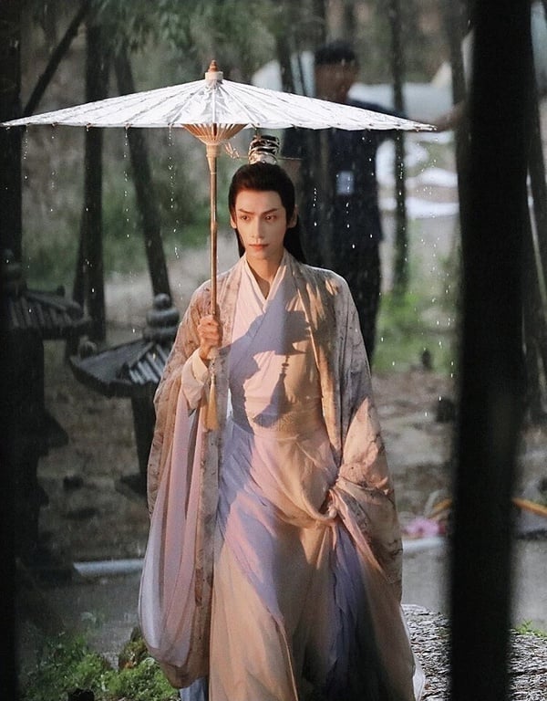 羅雲熙、陳飛宇主演的《皓衣行》同樣是高期待度的耽改劇，原著小說一樣人氣很高，而羅雲熙的古裝扮相又超帥，光是路透照就滿滿期待，但一樣因為耽改禁令播不了。