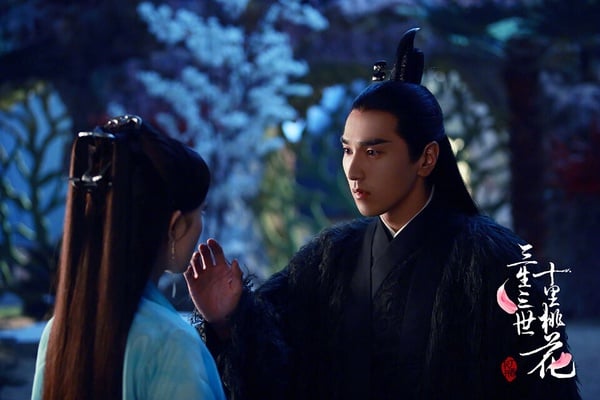 《三生三世十里桃花》夜華是被很多人提名的「掃把星男主」，遇到夜華之前，白淺地位尊貴，四海八荒沒人敢惹，有師父、師弟疼，而白淺最慘的日子，應該就屬於變成凡人素素，和夜華相愛的時候了。