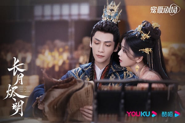 羅雲熙、白鹿主演的《長月燼明》是近年的經典仙俠劇，上線後衝破不少收視紀錄，討論度非常高。《長月燼明》劇情節奏毫不拖沓，短短一集就已經呈現了男女主角的兩重人生。第一重是仙魔，魔神滄九旻和仙女黎蘇蘇。第二重是凡人，刁蠻的葉家二小姐葉夕霧和氣質高冷內斂的皇子澹台燼，兩重人生各有看點。