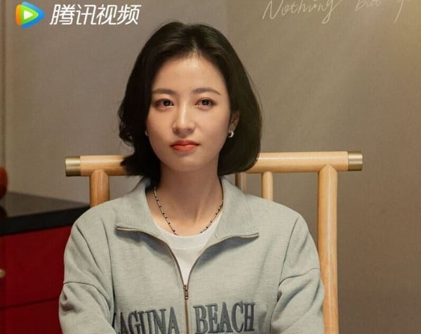 周雨彤雖然在眾多90後小花中人氣不算高的，但她的演技滿穩定。周雨彤出道以來幾乎沒接過什麼流量劇，雖然也演小成本製作的甜寵網劇，但她的作品質量都很好。像是和李現合作的《春色寄情人》、和吳磊的《愛情而已》兩部現偶愛情劇都讓人見識到純熟自然的演技。