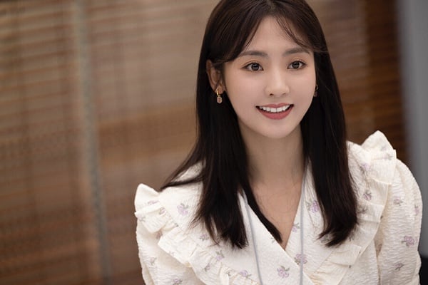 邢菲是公認的「甜劇女王」，從早期的《惡魔少爺別吻我》，再到讓她人氣竄升的《致我們暖暖的小時光》、《烏鴉小姐與蜥蜴先生》、《你好，神槍手》，算一算邢菲已經至少演了10部以上的甜劇了。邢菲的長相甜美，所以找上她的很多都是甜劇，沒想到近年邢菲卻讓人刮目相看。