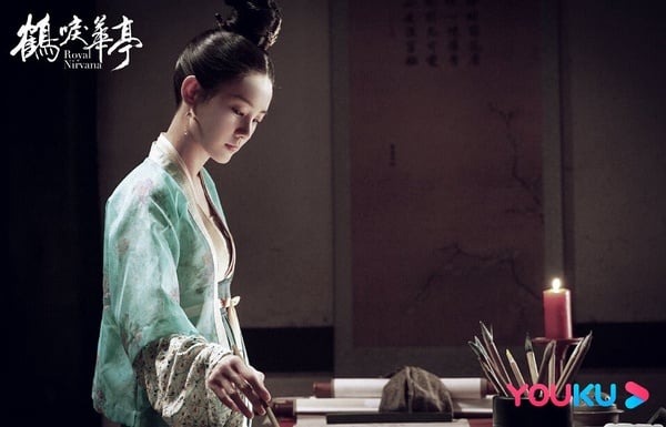 李一桐不是表演專業出身的，而是從小學舞，擅長民間舞系，但她的演技其實滿純熟。在《媚者無疆》、《鶴唳華亭》演技都獲得觀眾認可，在《書卷一夢》、《九霄寒夜暖》、《天地劍心》也把角色演得清甜可愛。