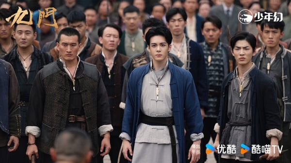 《九門》也是今年優酷推出的好評劇！這是陳偉霆、趙麗穎主演的《老九門》續作，也是《盜墓筆記》系列前傳。《九門》靠著刺激的冒險抓住觀眾眼球，第一集就立住了民國氛圍感，選角也選得好，結局更是留下餘韻。許多觀眾都想再看到九門眾人的新故事！