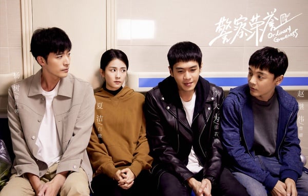 張若昀和白鹿主演的刑警題材陸劇《警察榮譽》，豆瓣評分從7.7分漲到8.5分，是近年的高評佳作。這部故事以四位剛入警隊的年輕警察為視角，講述他們面對鄉里老百姓而引發的雞毛蒜皮小事，整部劇走輕喜劇路線，劇情煙火氣濃厚，四個菜鳥刑警被網友稱為「八里河F4」，四個人物性格鮮活逗趣，和各自的師父的互動都超級有趣！