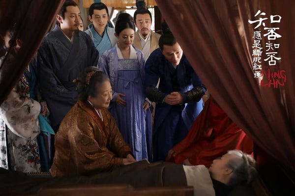當然也不能不提趙麗穎主演的《知否知否應是綠肥紅瘦》啦！這是近年大家很愛反覆重刷的經典劇，拍得很古色古香！演員舉止儀態都滿像古人，佈景也很精緻，劇情更是越追越上癮。《知否》沒有大起大落的狗血劇情，卻讓人看得揪心又過癮，是宅鬥劇的經典！