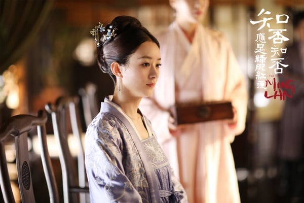 當然也不能不提趙麗穎主演的《知否知否應是綠肥紅瘦》啦！這是近年大家很愛反覆重刷的經典劇，拍得很古色古香！演員舉止儀態都滿像古人，佈景也很精緻，劇情更是越追越上癮。《知否》沒有大起大落的狗血劇情，卻讓人看得揪心又過癮，是宅鬥劇的經典！