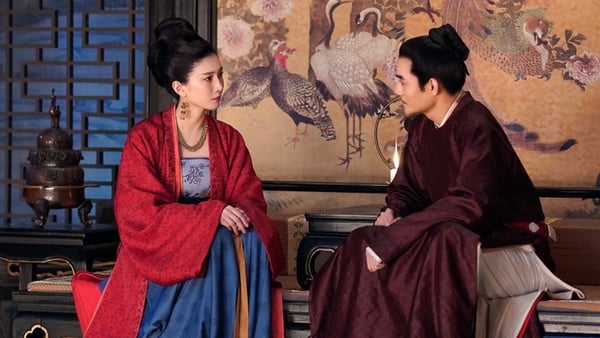 《清平樂》改編自米蘭lady的小說《孤城閉》，小說中是以懷吉和徽柔公主這對CP為主線，進而帶出宋仁宗的故事，但是劇版《清平樂》變成以宋仁宗的一生為主線。《清平樂》的改編評價比較兩極，原著小說粉認為劇版魔改，但《清平樂》拍攝質感、服化道好得沒話說。