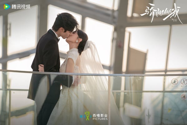 《驕陽似我》是顧漫小說改編的超級甜寵大IP，因為顧漫先前的《你是我的榮耀》、《何以笙簫默》珠玉在前，讓大家對《驕陽似我》有了高期待。雖然《驕陽似我》熱度沒有顧漫前幾部作品那麼高，但還是值得追！