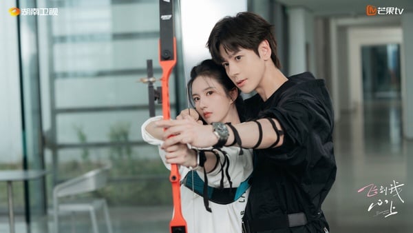 《飛到我心上》是一部以飛行員為主題的小甜劇，魏哲鳴再次演霸道總裁，完全是他的舒適圈啊！劇情方面評價就普普，劇情不算新鮮，魏哲鳴、劉些寧CP感不到超級強，也有觀眾認為剪輯混亂，不過劇情輕鬆甜蜜，想找點無腦下飯的小甜劇的話，可以追追看。